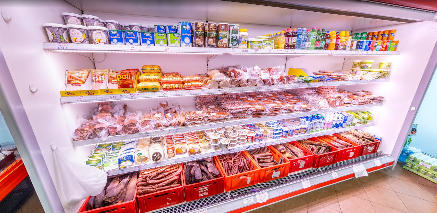 Kühltheke mit Fleisch, Würsten und Spezialitäten bei Fleischerei Samir